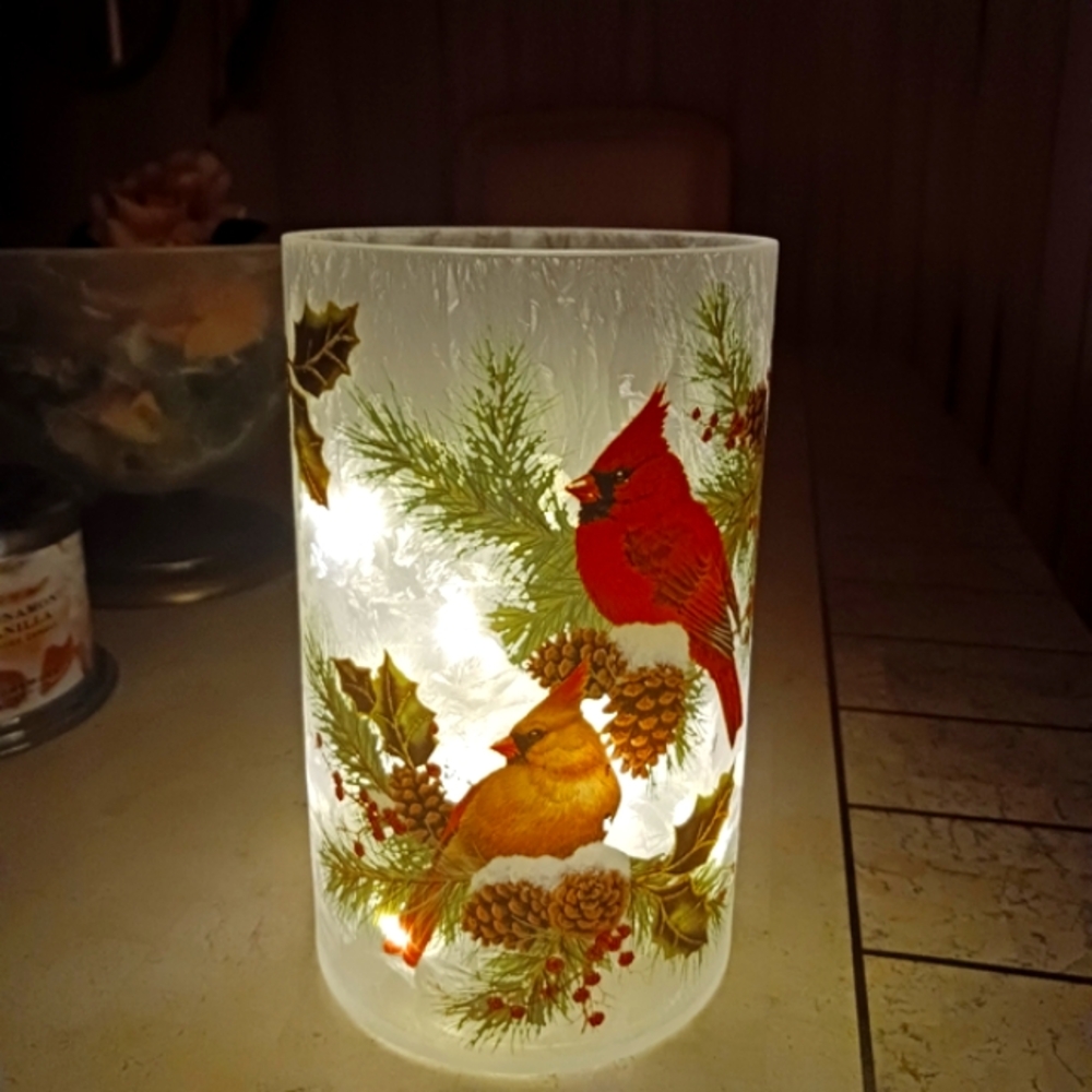 Holiday hurricane/vase 8" frosted glass w/ cardinals, by Valeri/Qvc,w-lights,New - Picture 9 of 16